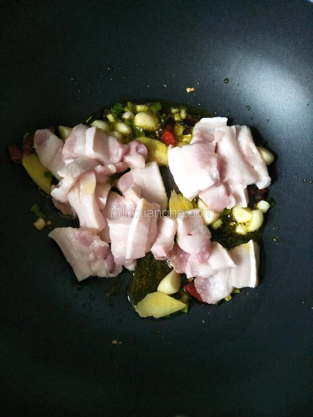 倒入五花肉肉片