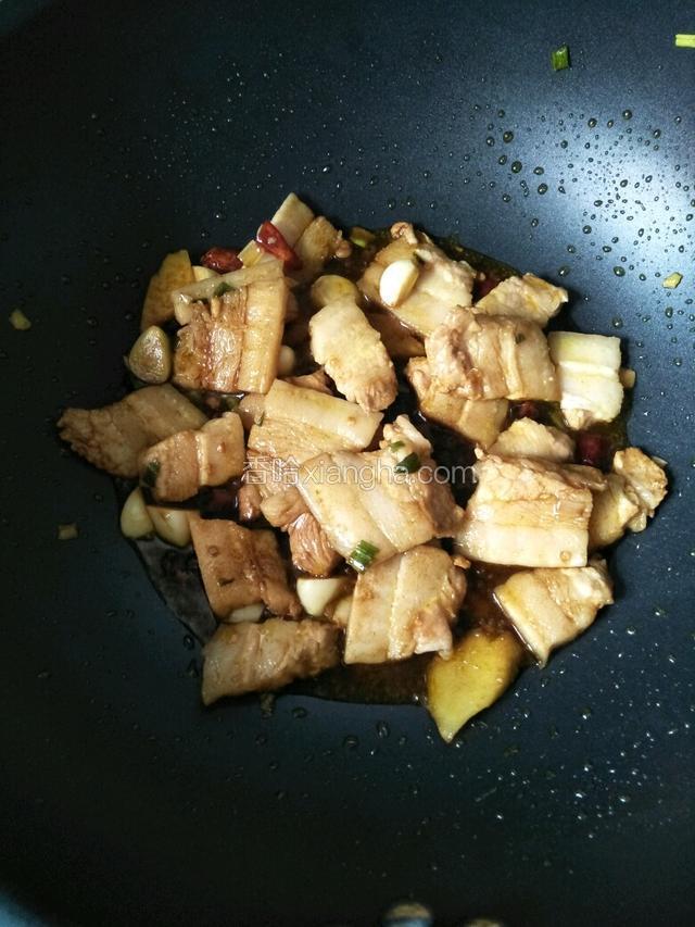 加点料酒，老抽翻炒