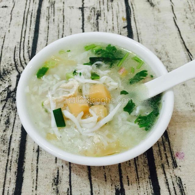 来个大特写，吃上一口，银鱼鲜嫩，干贝肉厚，鲜美无比。
友友们，来上一碗，煮起……