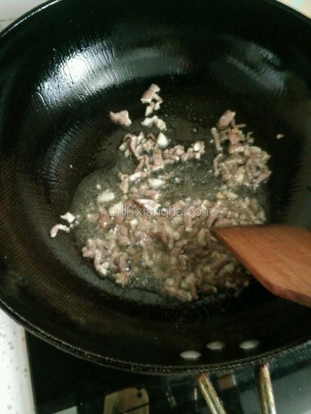 加入牛肉煸炒