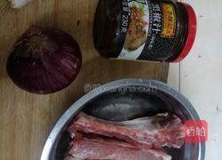 黑椒排骨腊味煲仔饭的做法图解1