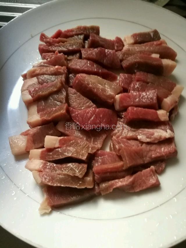 prime rib 牛肉，本来是可以做牛排的，切块，装盘