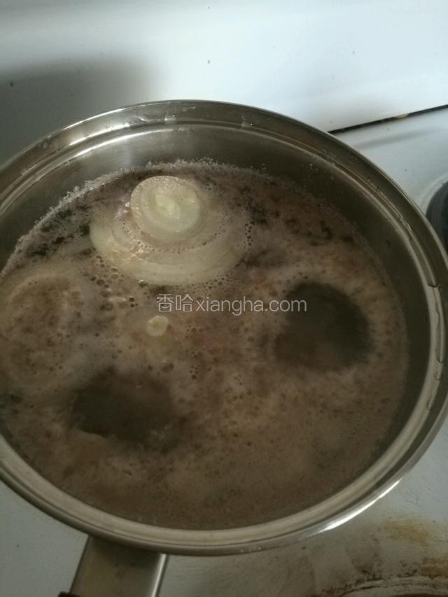 烧壶热水，放入牛肉，洋葱，再次烧开，一分钟，撇去浮沫