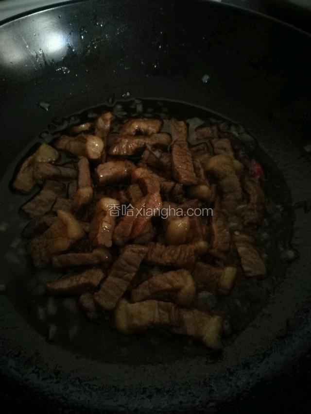 加入牛肉，翻炒，加酱油，老抽亦好