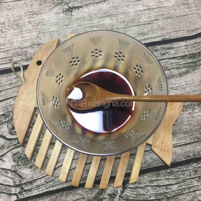 取一小碗倒入蒸鱼豉油，蚝油拌匀备用