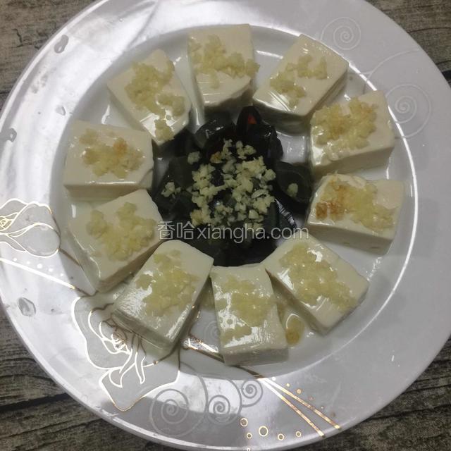 每块豆腐均匀的涂抹上蒜末