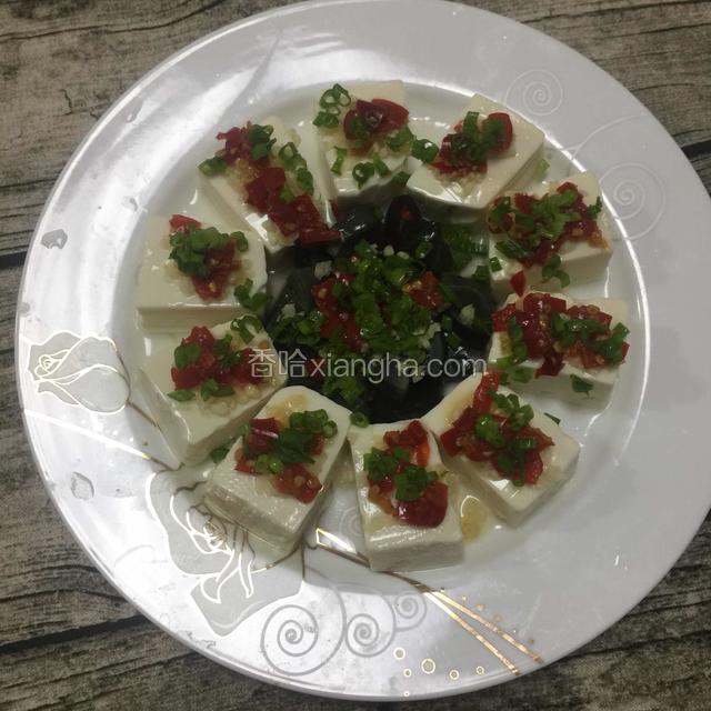 依次放入剁椒，撒上葱花