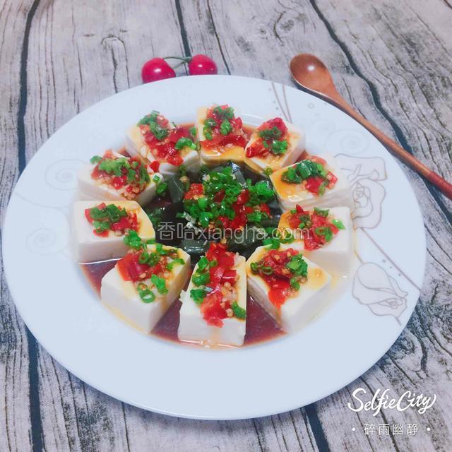 淋上调好的料汁，放入冰箱冷藏半个小时左右就可以拿出食用了（也可以不放冰箱）