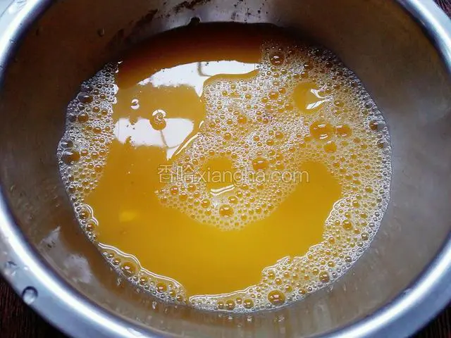 鸡蛋打散加少许盐 白胡椒 料酒 温水
