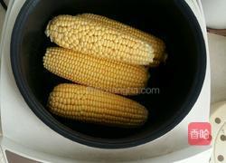 电饭煲蒸玉米的做法图解2