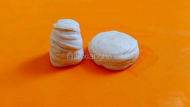 取3~4根细面条，捏住两端轻轻抻长，伸出左手（食指），以食指为轴，右手拿细面条，在左手的食指上一圈圈的环绕，（就像在手指上缠绷带一样）一直把面条全部绕完，绕好后，把手指抽出，将面放在案板上，用手轻轻按扁，剩余面条按同样的方法全部做好后，醒发20分钟。
注：4根细面条同时一起在食指上顺时针环绕。