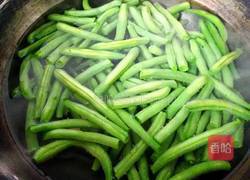 咸菜炒四季豆的做法图解2