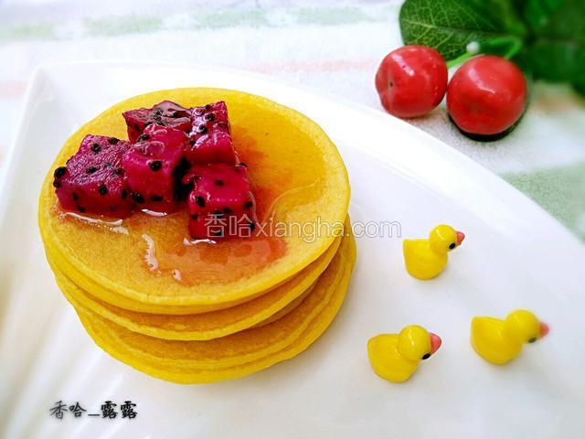 放几块火龙果，一小勺蜂蜜