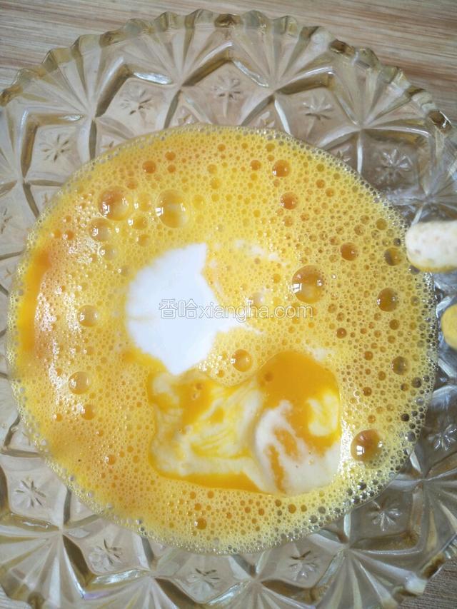 加入酸奶，食用油搅拌均匀