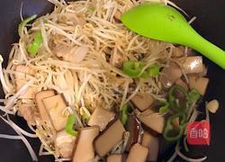 绿豆芽炒鸡蛋干的做法图解4