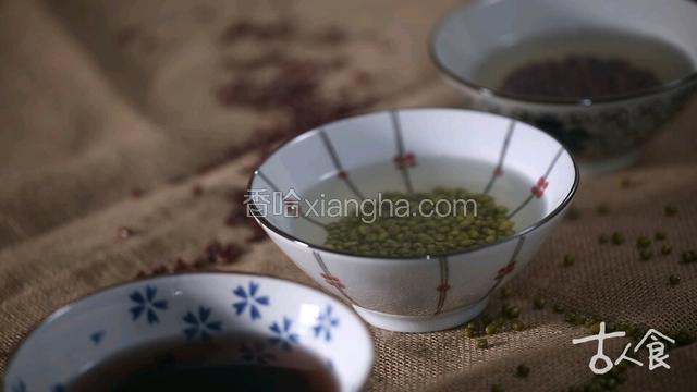 绿豆、赤小豆、黑豆淘洗干净，清水泡两个小时