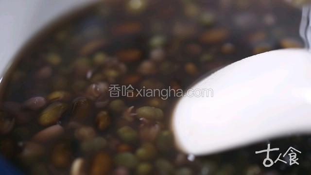 把三种豆子放入锅中，加入三倍的水，大火煮沸，转小火熬煮至豆酥开花