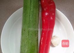 丝瓜炒辣椒的做法图解1
