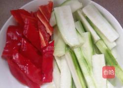 丝瓜炒辣椒的做法图解2