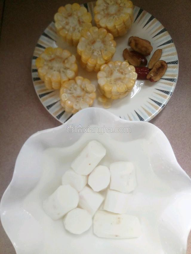 煲汤时间，把山药洗干净去皮切块，要用清水浸泡防止变色，玉米切块，红枣去核切小块。  