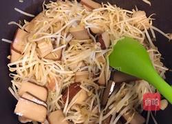 绿豆芽炒鸡蛋干的做法图解3