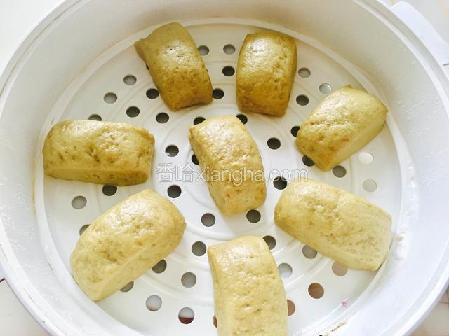 锅中放入适量清水把蒸屉摆在锅上开大火，上汽后蒸15分钟，蒸熟后焖5分钟再打开锅盖，馒头就做好了！