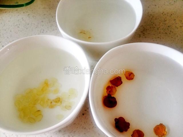 把雪燕桃胶皂米分别浸泡在水里12个小时