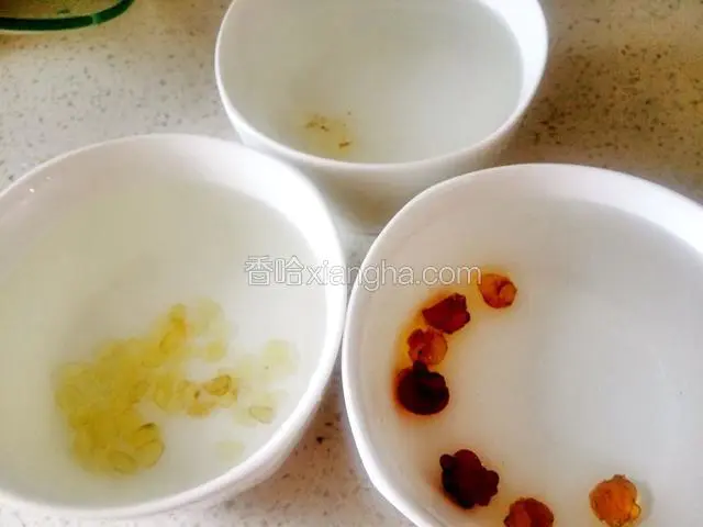 把雪燕桃胶皂米分别浸泡在水里12个小时