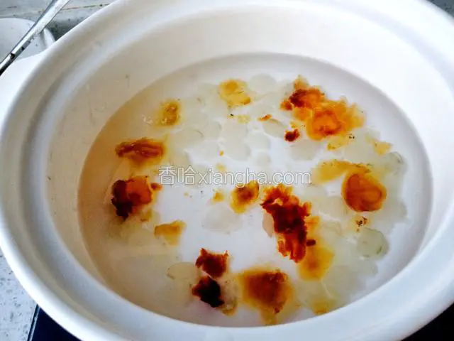 桃胶和皂角米放在锅内，加适量的清水，小火炖45分钟