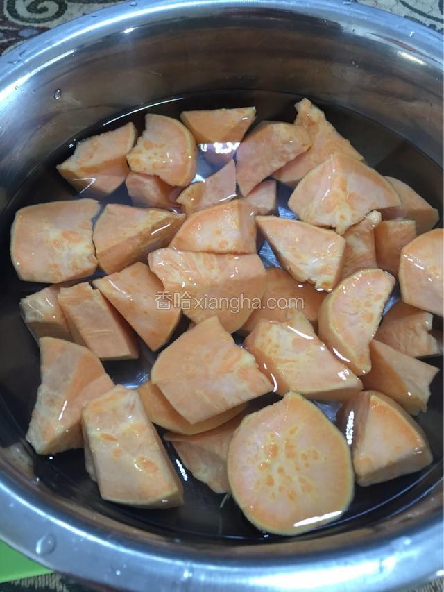 用清水浸泡几分钟去除表面淀粉