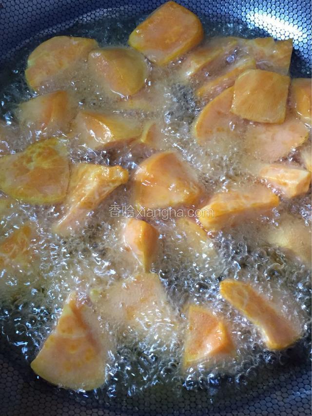 锅中放油 烧开后将红薯放入锅中炸至金黄色