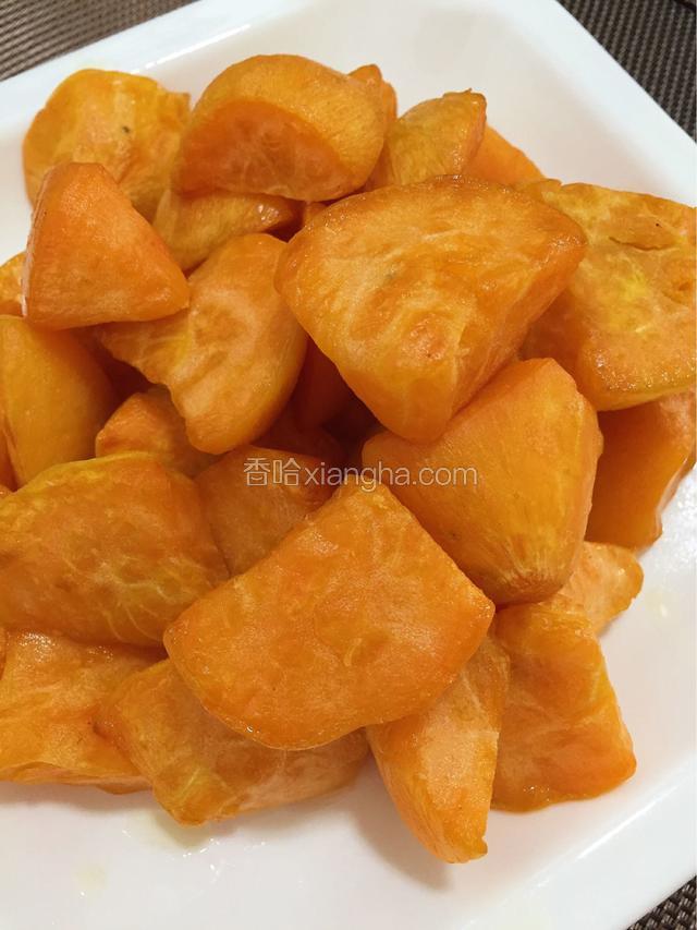 炸好的红薯捞出控油