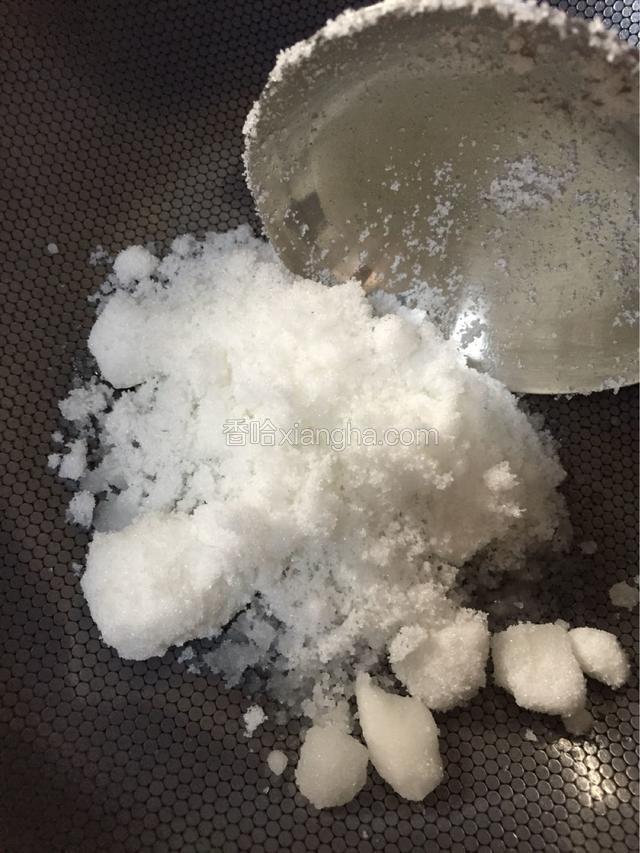 锅中放入白糖一汤勺