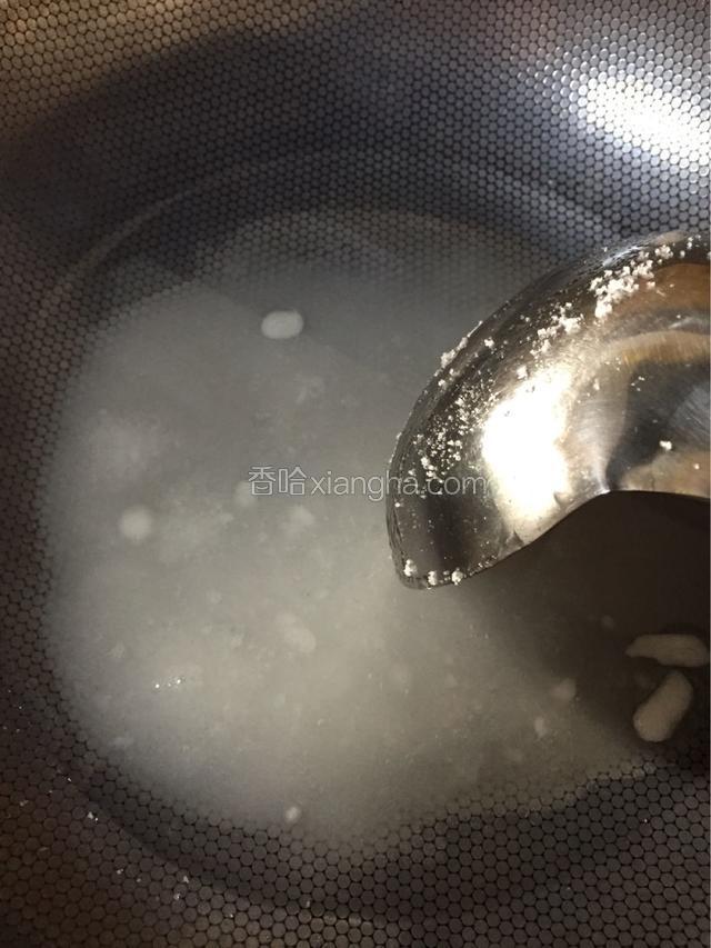 再放入纯净水一汤勺