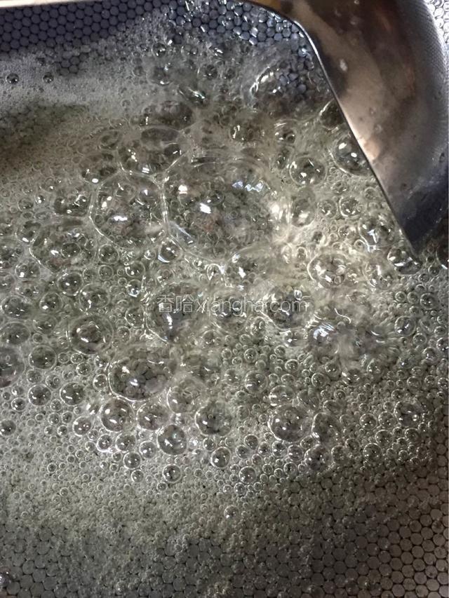 熬至出现大泡微黄色立即关火