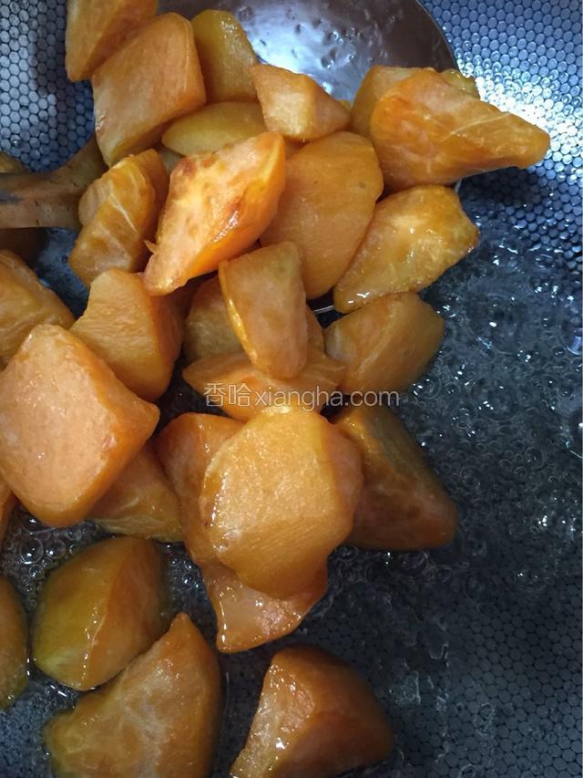 将红薯倒入锅中翻拌均匀即可
