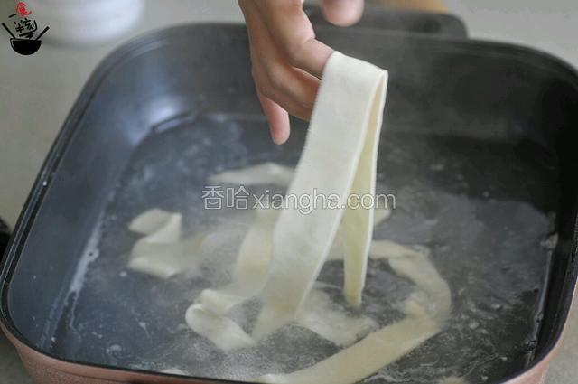 下锅煮熟，大概煮沸5分钟即可，过凉水会更加弹牙的口感