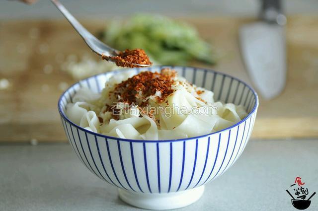 盛出，加入辣椒粉、蒜末