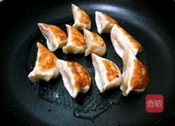 煎速冻饺子的做法图解3
