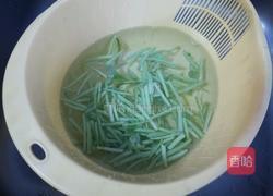 苋菜杆炒蚕豆的做法图解1