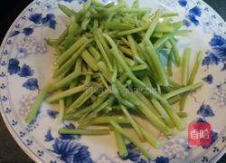 苋菜杆炒蚕豆的做法图解2