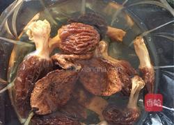 羊肚菌猪骨汤的做法图解2