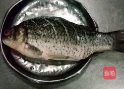 鲫鱼木耳汤的做法图解1