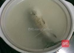 鲫鱼木耳汤的做法图解3