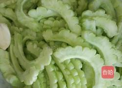 苦瓜炒鸡蛋的做法图解1