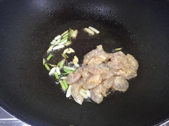 倒入虾仁滑散。