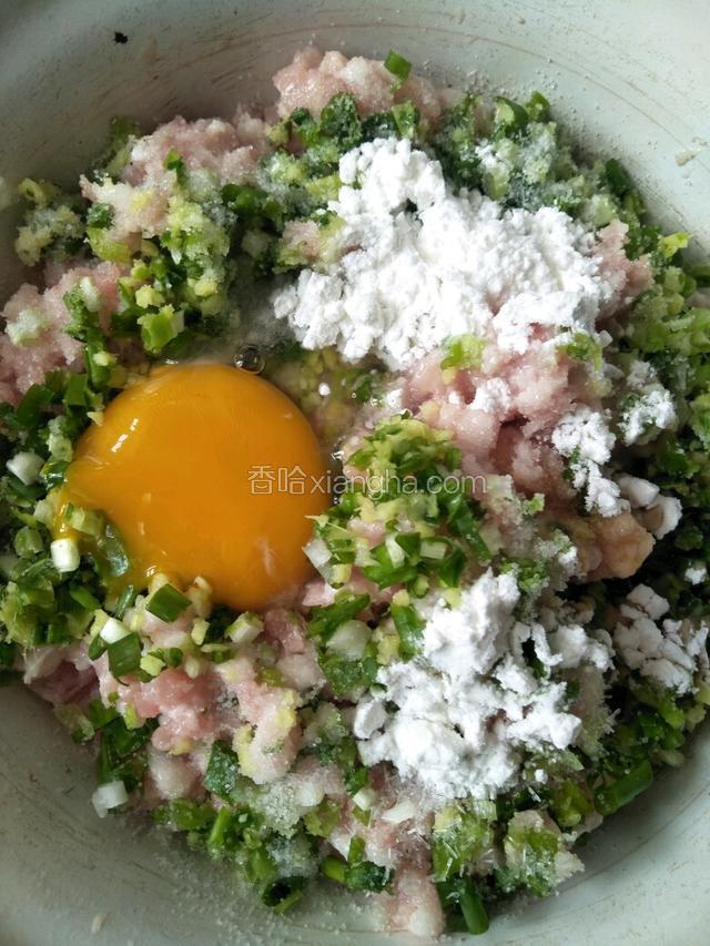 磕入鸡蛋，加盐，食用油，鸡精，淀粉，老抽