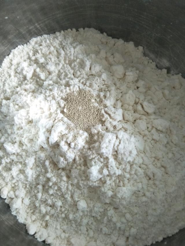 面粉中加适量酵母，温水和白色面团