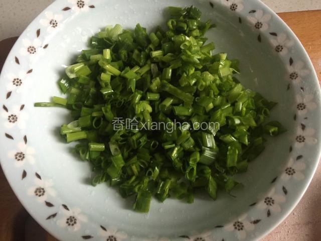 将葱洗干净切成葱花。