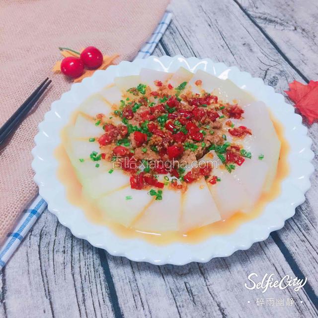 取出蒸熟的冬瓜倒出多余水分，撒上葱花，均匀地淋上料汁